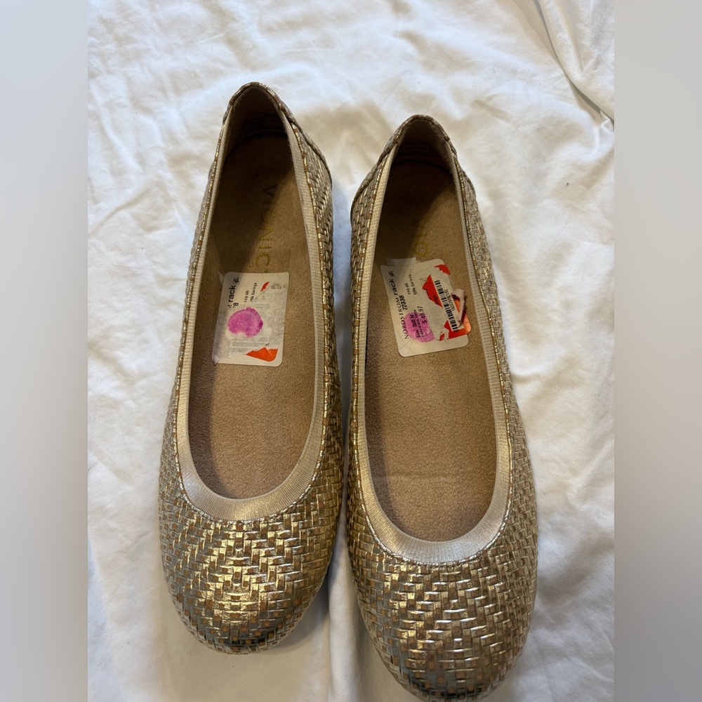 Vionic gold woven flats. Size 6 brand new no box sticker tag